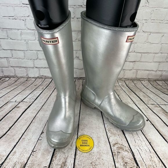Hunter boots. It fits women size 5. Silver - Picture 5 of 14